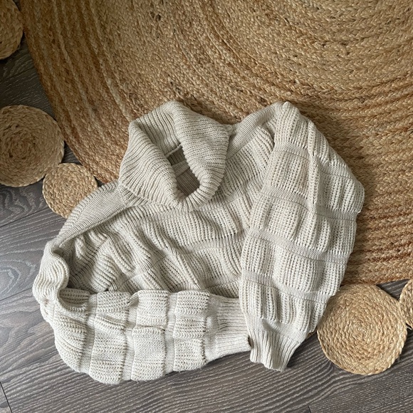 🌸BEIGE CROP TOP SWEATER🌸 - Picture 2 of 4